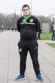 Sagen sie den gewinner voraus: Fussballfanfotos Fussballfanfotos Zeigt Portraits Von Fussballfans Verschiedener Vereine Vom Kuttentrager Bis Zum Normale Seite 3