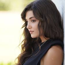 Hande Ercel Orta Uzunlukta Sac Modelleri Guzellik Kizlar Hollywood