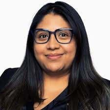 Lisa Dash's Instagram, Twitter & Facebook