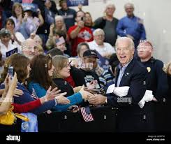 Democratic vice presidential candidate, Sen. Joe Biden, D-Del. signs  autographs before a campaign rally,Saturday, Oct. 31, 2008, at Marion  Harding High School in Marion, Ohio. (AP Photo/Bruce Boyajian Stock Photo -  Alamy