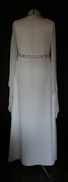 Für einen besonders festlichen anlass ist ein seiden ensemble schön. Brautkleider Farbakzent Mels Gewaenderey