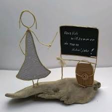 Lehrerin Papierdrahtfigur Auf Treibholz Gebastelt Das Besondere Geschenk Geschenk Gebastelt Pa Besondere Geschenke Basteln Mit Papierdraht Papierskulpturen