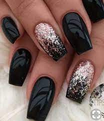 Nueva colección con 140 uñas negras naturales o acrílicas combinadas con colores como el dorado, plata, blanco, en tonos mate y más. Sencillas Diseno De Unas Negras Con Rosa Nail Art