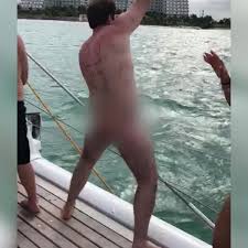 Un hombre borracho y desnudo se cae al agua desde un barco