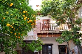 Con una superficie de 50m2, se distribuye en 2 dormitorios (uno con cama de matrimonio y otro con cama independiente), cuarto de baño con bañera, cocina independiente y. Comprar Casas En Granada Andalucia Casa En Venta En Albaicin Alto Granada Inmobiliaria Oasis En Granada