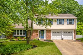 118 Fenwick Dr Cherry Hill Nj Simple Elegance Great Floorplan This Barclay Farm Bradford Model Is Worth A Looksie Fenwick Home Movies Cherry Hill