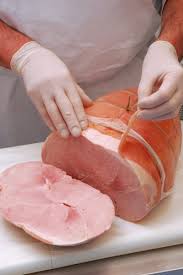 Cortar Um Pedaco De Carne Fresca Cortar Carne Na Cozinha Fotos Imagens De C Gosphotodesign 13842624
