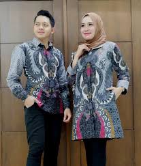 Semua orang yang bekerja menjadi pegawai bank tentunya memiliki pakaian seragam sendiri sendiri agar terlihat beda satu dengan yang lainnya. 30 Model Seragam Batik Kantor Keluarga Pesta Pernikahan