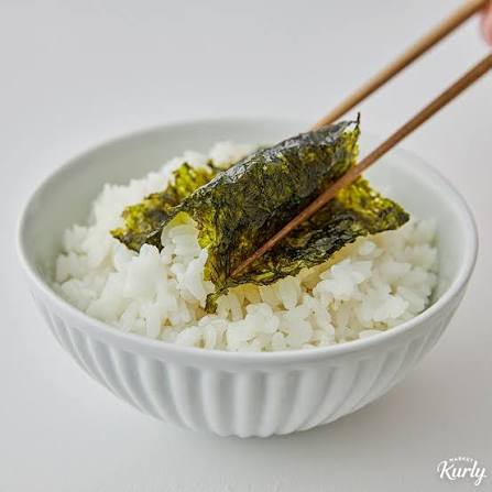 밥을 김에 싸 먹으면 얼~마나 맛있게요🍙 우리 모두가 사랑하는 #밥반찬 고소하게 조미된 #김 을 소개합니다. 국내산 원초에 신선하게  짜낸 들기름과 깨끗한 소금을 더해 정성스레 구웠어요. 식탁 위 한 구석이 허전하다면, 고소하고 바삭한
