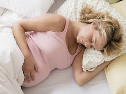 Tidur dengan posisi kaki yang lebih tinggi juga bukan merupakan pilihan yang tepat untuk ibu hamil. Ini Dia 7 Posisi Tidur Ibu Hamil Yang Paling Baik Orami
