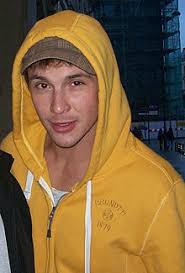 Podczas pokazu przeprowadzona zostanie także aukcja charytatywna, z której dochód zostanie przekazany na rzecz dzieci zmagających się z chorobą nowotworową. Mikolaj Roznerski Wikidata