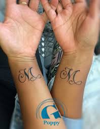 Tatuaggio Polso Con Iniziali Tatuaggi Significati Amore Tatuaggio Con Lettere Tatuaggi Di Coppia Idee Per Tatuaggi Tatuaggi