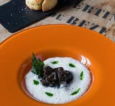 Le Bouillon D Ail Doux Aux Escargots De Bourgogne Et Cuisses De Grenouilles Escargot De Bourgogne Escargot Recette Escargot
