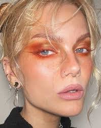 Amy Holmberg's Instagram, Twitter & Facebook