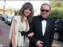 وقالت بوسي شلبي ردا على سؤالها عن سخرية ياسمين عبد العزيز من تصريحاتها، إن الموضوع لا يتعلق برفض رأيها، لأنها تعرف أن ياسمين مقتنعة أن يسرا هي رقم 1، لكن الموضوع يتلخص في أن الطرف التاني لسه بيحب الطرف الأول وأنا مش طرف في الموضوع، في إشارة. ØµÙˆØ± Ø­Ù‚ÙŠÙ‚Ø© Ø®Ù„Ø¹ Ø¨ÙˆØ³ÙŠ Ø´Ù„Ø¨ÙŠ Ù…Ù„Ø§Ø¨Ø³ Ø§Ù„Ø­Ø¯Ø§Ø¯ Ø¹Ù„Ù‰ Ù…Ø­Ù…ÙˆØ¯ Ø¹Ø¨Ø¯ Ø§Ù„Ø¹Ø²ÙŠØ² ÙˆØ§Ø±ØªØ¯Ø§Ø¡Ù‡Ø§ ÙØ³ØªØ§Ù† Ø¬Ø±Ø¦ Ù…Ø¬Ù„Ø© Ù‡ÙŠ