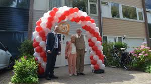 Heerhugowaard Centraal Burgemeester Blase Langs Bij Echtpaar Pater Vanwege 60 Jarig Huwelijk