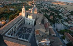 Con il cantiere di restauro della basilica, operato da giuseppe sacconi fra il 1884 e il 1905, si vollero raccogliere quelle opere, oggetti e il tesoro della santa casa che scamparono la depredazione napoleonica del 1797. La Basilica Della Santa Casa Loreto Riviera Del Conero
