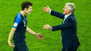 Wie steht es um die solidarität innerhalb der gruppe? Frankreich Nationaltrainer Deschamps Radikaler Wechsel Fur Bayern Neuzugang Pavard Sportbuzzer De
