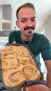 Rotkohlsuppe 😋🎄 Die perfekte Vorspeise für euer Weihnachtsmenü!  📝Zutaten: (für 4 Portionen) ▫️50g Butter ▫️2 Schalotten ▫️1 Apfel ▫️800g  Rotkohl ▫️400g Kartoffeln, vorwiegend festkochend ▫️1 Schuss Rotwein ▫️1  Schuss Balsamico ▫️1,4l ...