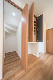 リビング階段の間仕切りにアウトセットの引き戸 注文住宅ブログ 大阪京都で注文建築専門の工務店は匠建枚方 リビング階段 住宅 階段下収納