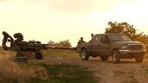 Wild Video Shows Ford Super Duty Pickup Towing an M777 Howitzer in Ukraine