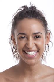 Ritratto Di Una Giovane Donna Mista Con Denti Finti E Brutti Immagine Stock 