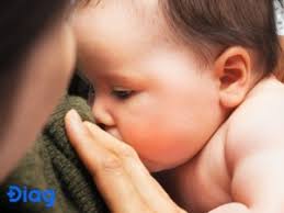Cho con bú có tiêm viêm gan B được không?