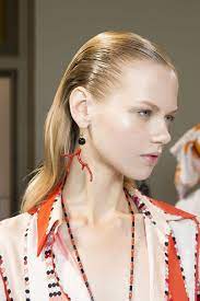 Ultra Parlak Arkaya Dogru Taranmis Saclar Bu Sezonda Da Gorecegimiz Trendler Arasinda Handehaluk Ulus Zorlu Spring Hair Trends Hair Trends Cool Hairstyles