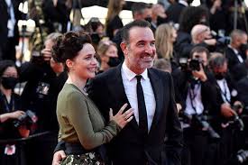 @jeandujardinoff #jaccuse actuellement au cinéma. Cannes 2021 Jean Dujardin Et Nathalie Pechalat Couple Amoureux Pour La Ceremonie De Cloture Elle