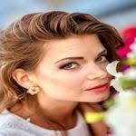 Dixie Poole's Instagram, Twitter & Facebook