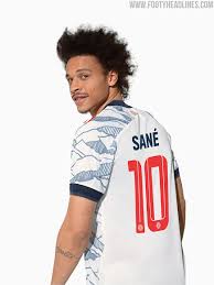 Both the golden club crest and the golden lettering and numbers on the back provide an elegant contrast to the dark shirt colour. Ypvjsflquodl M