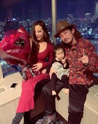 Yosuke kubozuka has been a model for many magazines and tv commercials before starting out his acting career where he debuted in a 1995 tv crime drama. çªªå¡æ´ä»ã®å¦» Pinky çµå©è¨å¿µæ¥ã«å®¶æ3ã·ã§ããã'å¬é å®å®ä¸ã®å¹¸ãèã§ã Ameba News ã¢ã¡ã¼ããã¥ã¼ã¹