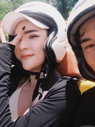 合照都是自拍✌🏻 1.已完售的YV包🖤 2.一個虎牙兩個酒窩3.只能接受黑色口罩的倆人4.扛瓦斯5.這系列其它張頭髮都不能看…  6.成功對焦在花上我很滿意