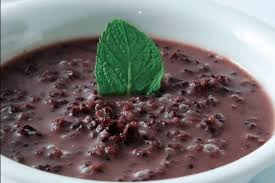Ketan hitam memiliki rasa yang lebih pulen legit, meskipun teksturnya agak lebih keras dibanding ketan putih. Bubur Pulut Hitam Dapur Siti