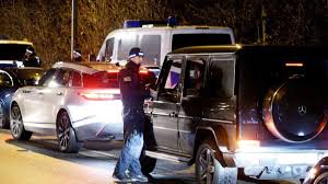 Eine übersicht über die maßnahmen und regelungen in unserem haus. Polizei Schreitet Mit Grossaufgebot Bei Clan Hochzeit Ein Welt