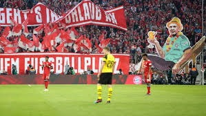 Le bayern munich n'a pas encore course gagnée en bundesliga. Fc Bayern Fans Protestieren Mit Effenberg Im Klappstuhl Gegen Auswartstrikots Fc Bayern Munchen Sport Bild