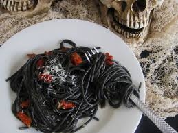 Recettes Halloween Plat Principal Spaghetti Noirs Parmesan Recette Halloween Plat Principal Plat Halloween Recette Recette Halloween Facile