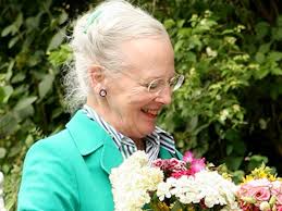 Dronningen overdænget med blomster i Gråsten