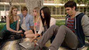 Filmele de dragoste cu adolescenți ne permit să visăm sau să ne amintim de trecut și ne ajută să mai credem în dragostea adevărată. Seriale Pentru Adolescenti Recomandari Drame Sau Comedii Despre Liceu