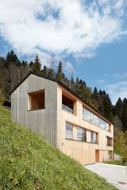 authentizitat durch gefuhl fur details angepasst an die steilverlaufenden schichten des hangs sitzt dieses grosszugige wohn haus hanglage wohnhaus haus am hang