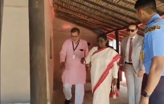 Maharashtra: President #DroupadiMurmu visits Sevagram Ashram in Wardha, where Mahatma Gandhi stayed from 1936 to 1948. She visits Bapukuti, Adi Niwas, Ba Kuti, and Bapu's office, and participates in a prayer meeting.