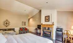 1016 commercial street, leavenworth, united states. Leavenworth Village Inn Hotel Reservations Hotel Room Wine Bar