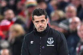 وحفلت الأسابيع القليلة الماضية بتذمر المدرب البرتغالي لمانشستر يونايتد جوزيه مورينيو الذي لم يكن راضيا أولا عن اللاعبين الذين كانوا في تصرفه خلال فترة الإعداد للموسم الجديد بسبب العطلة الممددة إيفرتون. Ø¥ÙŠÙØ±ØªÙˆÙ† ÙŠÙ‚ÙŠÙ„ Ù…Ø§Ø±ÙƒÙˆ Ø³ÙŠÙ„ÙØ§ Ù…Ù† ØªØ¯Ø±ÙŠØ¨ Ø§Ù„ÙØ±ÙŠÙ‚ Ø¨ÙˆØ§Ø¨Ø© Ø§Ù„Ø´Ø±ÙˆÙ‚ Ù†Ø³Ø®Ø© Ø§Ù„Ù…ÙˆØ¨Ø§ÙŠÙ„