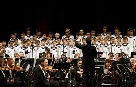 La palabra «opera» significa 'obra' en italiano (de la voz latina «opus», 'obra' o 'labor') sugiriendo que combina las artes del canto coral y solista, declamación, actuación y danza en un espectáculo escénico. Ir A La Opera En Viena