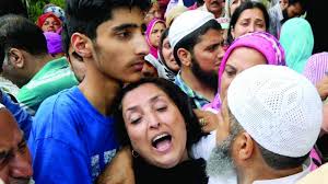 Thousands throng Shujaat Bukhari's farewell in Valley