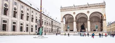 Der Odeonsplatz Mit Feldherrnhalle Im Winter Im Schnee Foto Muenchen De Monica Garduno Soto Altstadt Sehenswurdigkeiten Spaziergange