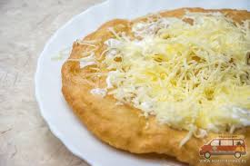 Smażysz go na tłuszczu i podajesz zazwyczaj ze śmietaną i tartym serem. Langosz Prosty Przepis Na Tradycyjne Wegierskie Danie