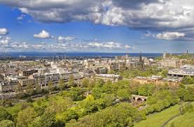 Gjestfrie, hyggelige skottland har blitt et ettertraktet reisemål for norske edinburgh er skottlands hovedstad, og den er en pittoresk og sjarmerende by med en rik historie. Edinburgh Skottland Top Destination Abby The Traveler Se Abbythetraveler Com