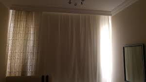* stor perde`nin diğer önemli bir özelliği ise, camda dümdüz durarak, kışın ısı yalıtımı yapmaktadır, yazın ise karartma stor perde ile, sıcaktan korunabilirsiniz. Karatma Stor Perde Yada Siyah Perde Kullanan Varmi