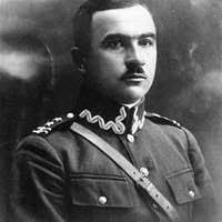 Ernesto Riquelme Venegas vistiendo uniforme de Bombero